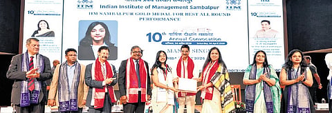 Governor Hari Babu Kambhampati awarding the IIM Sambalpur Gold Medal to Manya Singh for best all-round performance during the convocation