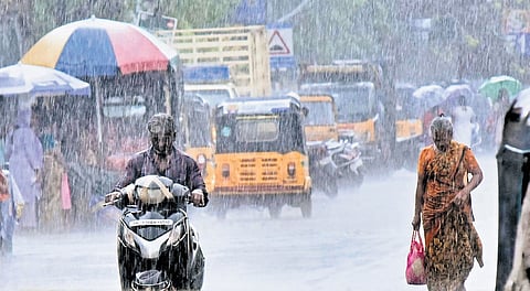 The showers on Monday have caught the city commuters
off-guard