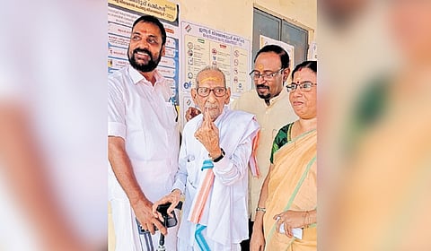 Valiya Purakkal Krishnan arrived to cast his vote at Guruvayur Sree Krishna School accompanied by his son Jayarajan, daughter, and Congress leader K P Udayan.