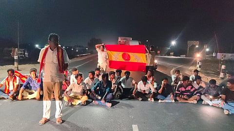 Members of TVK staged a road blockade on the Kochi-Salem Highway near Pattanampudur in Coimbatore, condemning the cash distribution for votes by the Karur gang on behalf of the DMK candidate from Sulur.
