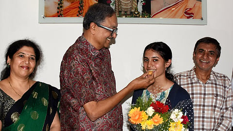 Educationist Vasudeva Bhat congratulates Manaswini Pradeep of Vijaya Vittala School, Mysuru, for scoring 624/625.