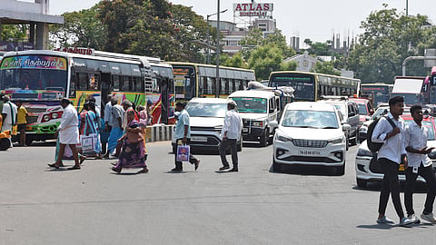 Buses parked on narrow road disrupt traffic in Chathiram area