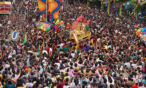 Lakhs of devotees who had gathered in the Vaigai river, their resonant chants of “Govinda Govinda” drowning out all other sound.
