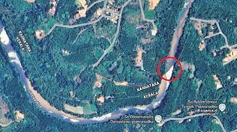 Satellite image showing ‘U’ shaped inter-state border and proposed bridge site (circled)