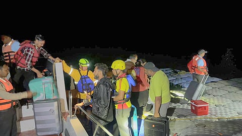 Using a coordinated rescue operation involving boats from the local tourism department, the SDRF successfully brought all 28 stranded individuals safely to the Koti Colony shore.
