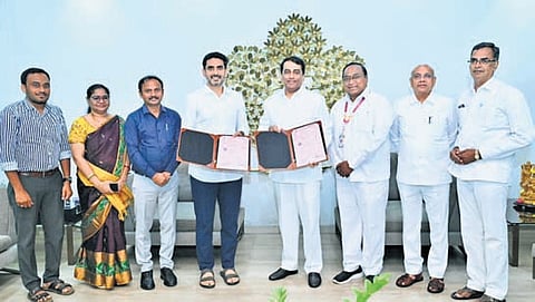 HRD Minister Nara Lokesh and Managing Trustee of Sri Satya Sai Central Trust RJ Rathnakar exchange a MoU for extension of the Ragi ‘Java’ programme.
