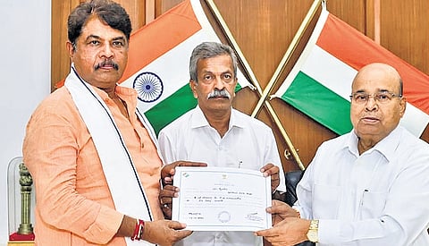 Sringeri MLA D N Jeevaraj and opposition leader R Ashoka meet Governor Thaawarchand Gehlot at Lok Bhavan on Tuesday.