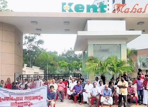 Residents of Vadavucode-Puthencruz gramapanchayat protest outside Kent Mahal in 2018, raising allegations of sewage discharge and waste dumping from the apartment complex