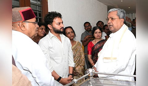 CM Siddaramaiah and Governor Thaawarchand Gehlot console the family members of minister D Sudhakar, in Bengaluru on Sunday.