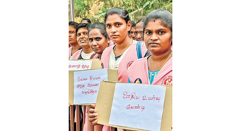 Health volunteers staging protest demanding job regularisation and salary hike in Tirunelveli in 2025