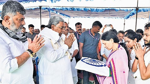 CM Siddaramaiah and Deputy CM DK Shivakumar console the family of Minister D Sudhakar at Challakere, Chitradurga district, on Monday.