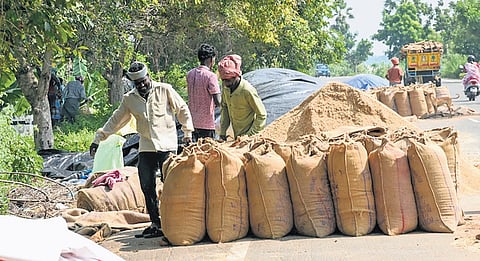 The government also deputed special officers to both the PPCs and mills to oversee the loading and unloading processes, ensuring maximum efficiency and accountability.