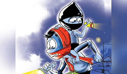 A gang comprising members from Nepal reportedly robbed a house in Jawaharnagar and decamped with gold, silver and cash.