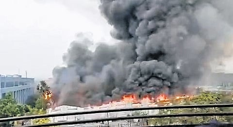 Thick smoke from the warehouse spread across the locality, posing a major challenge for firefighters.