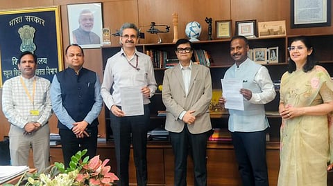 The MoU to implement the PM SHRI Schools initiative across West Bengal was signed between DoSEL Secretary Sanjay Kumar, West Bengal Additional Chief Secretary Binod Kumar and the state’s Additional Secretary Dheeraj Sahu.