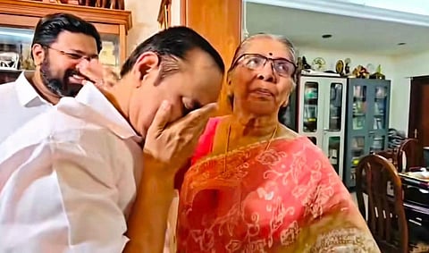 Former speaker G Karthikeyan’s wife M T Sulekha consoles
V D Satheesan who broke down upon arriving at her residence in T’Puram. Congress leader K S Sabarinadhan is also seen.