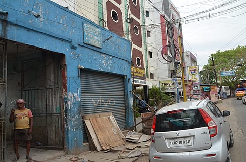 On condition of anonymity, a district manager of Tasmac said that several liquor outlets across the state are functioning within the prohibited 500-metre radius.