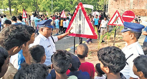 Traffic sub-inspector Devender guided the children through the park and explained traffic signals, traffic signs, road safety rules and the proper use of zebra crossings and U-turns through signboards and live demonstrations.