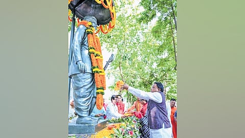 Chief Minister Mohan Charan Majhi paying floral tribute to legendary tribal freedom fighter Dharanidhar Naik