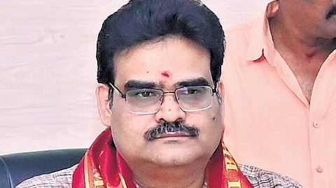 Dinakar questioned NTR Vaidya Seva District Coordinator Dr Pasupuleti Radha Krishna over the lack of monitoring.