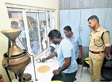 Mulugu SP Sudhir Ramnath Kekan directed the management to ensure transparent procurement and warned that strict action would be taken if irregularities in weighment were found.