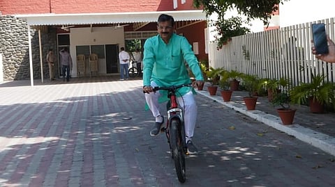 Krishan Kumar Bedi arrived for the cabinet meeting after cycling the two kilometers from his official residence.