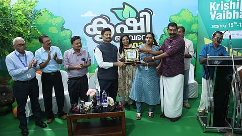 Rajesh of Koyyikkalnadu Farmer Producer Company receiving the award from NABARD chief general manager Nagesh Kumar Anumala at ‘Krishi Vaibhav 2026’.