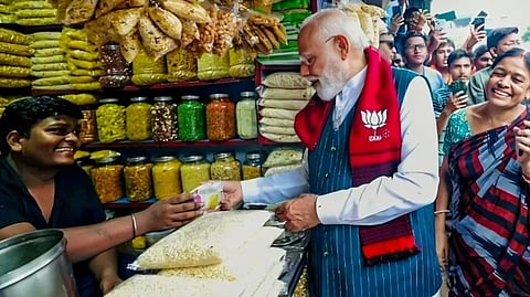 Vikram Shaw serving jhalmuri to PM Modi during an election campaign in West Bengal.