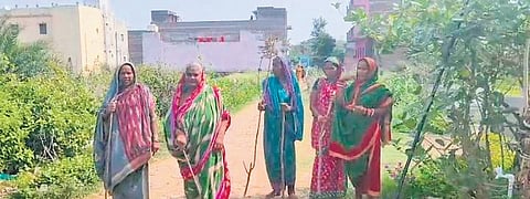 Concerned villagers at incident site in Mahanala village;