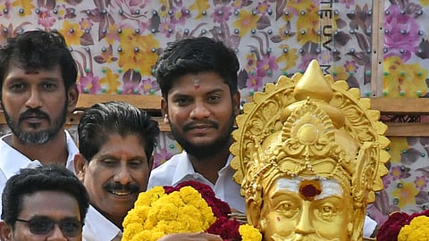 Minister Ramesh paying floral tributes to the statue of king Perumpidugu Mutharaiyar in Tiruchy