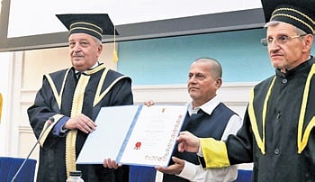 Samanta receiving his honorary doctorate