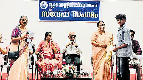Mohamad Nihal receiving cash prize from Santha Jose for his achievement in football tournament during the 15th Sneha Sangamam of Asraya
