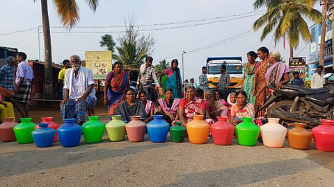 Protestors blocked the Anchetti-Hogenakkal road in Sesurajapuram, halting traffic for over half an hour, to press their demands.