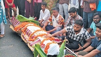 Locals, family members staging protest with Sanket’s body near Rajghat.
