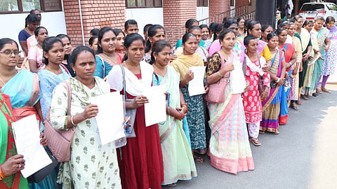 Volunteers of the Illam Thedi Kalvi scheme gathered at the Salem Collectorate to submit a petition.