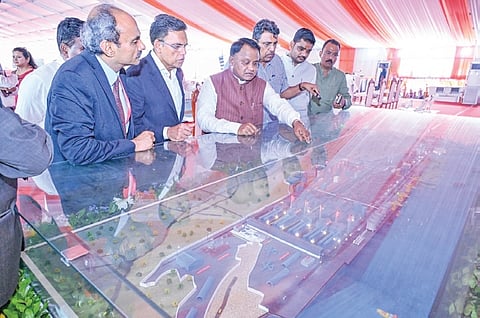 Chief Minister Majhi discussing the project plan with government and JSW officials