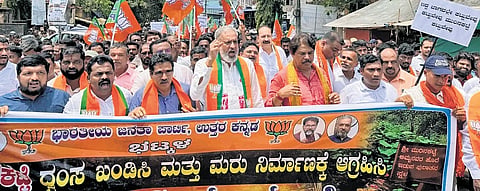 Senior BJP leaders R Ashoka and Vishveshwar Hegde Kageri protest in Bhatkal on Friday