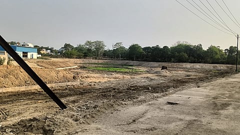 The dry pond at Golgunda.