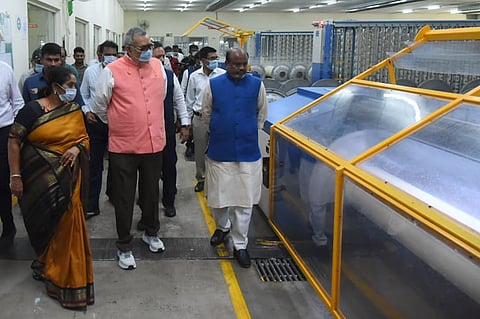 Union Textiles Minister Giriraj Singh visited Spintex India Private Limited located at Mallavalli Industrial Park in Bapulapadu mandal of Krishna district.