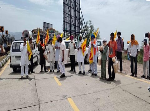 The protest forms part of a coordinated agitation announced earlier by the Sangharsh Committee at 56 entry and exit points connecting Himachal Pradesh with neighboring states.