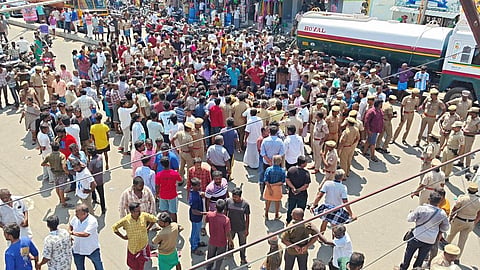 The public protest near the Kumarapalayam police station in Namakkal district on Monday.