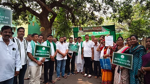 The agitators alleged that prices of essential commodities have increased significantly under the BJP government, directly affecting middle-class households.