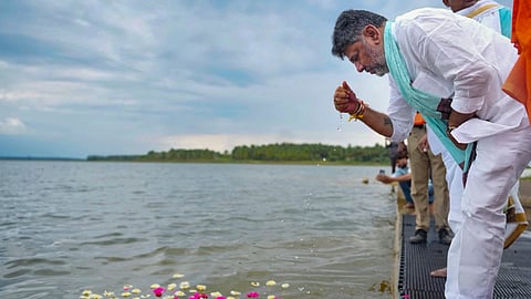 Karnataka Chief Minister DK Shivakumar offers prayers at Mallaghatta Lake during his visit to Sri Gangadhareshwara Swamy Temple, in Tumakuru district.