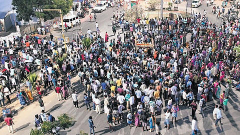 (From L) Dalits staging a protest with a man’s body on the East Coast Road in Villupuram on Saturday evening; the police pacifying the protesters.