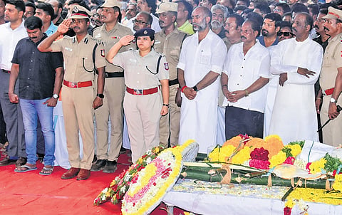 Gun salute was accorded to late director Bharathiraja as part of full state honours during his burial in Theni on Thursday