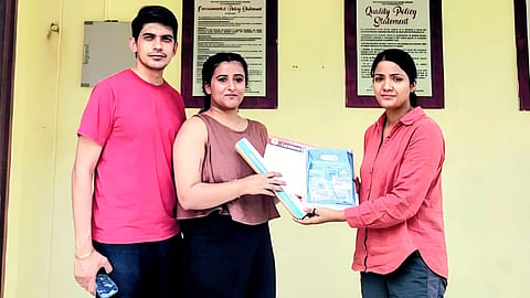 Diksha Bhatt, Forest Range Officer, Dehradun Zoo, handover the adoption certificate and memento to Pratibha Singh Foujdar and Hitesh Boora from Delhi.