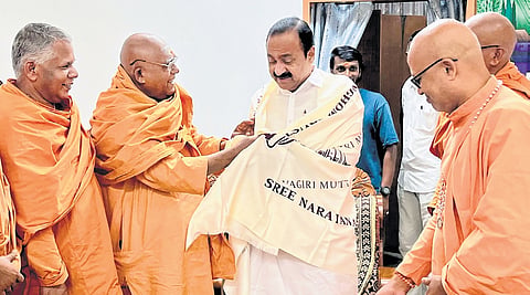 Sivagiri Mutt chief Swami Sathchidananda receiving Chief Minister V D Satheesan
at the mutt on Friday