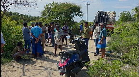 Villagers besieged a truck vehicle attempting to dump seven tonnes of waste brought from Kerala into a water body near Avinashi