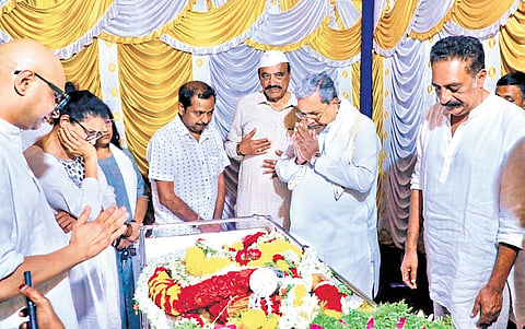 Former CM Siddaramaiah and actor Prakash Raj pay tributes to author Indira Lankesh in Bengaluru on Monday