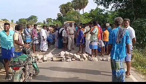 Residents stage a protest on the Melur NH alleging that waterbodies in the area were polluted by the quarries.